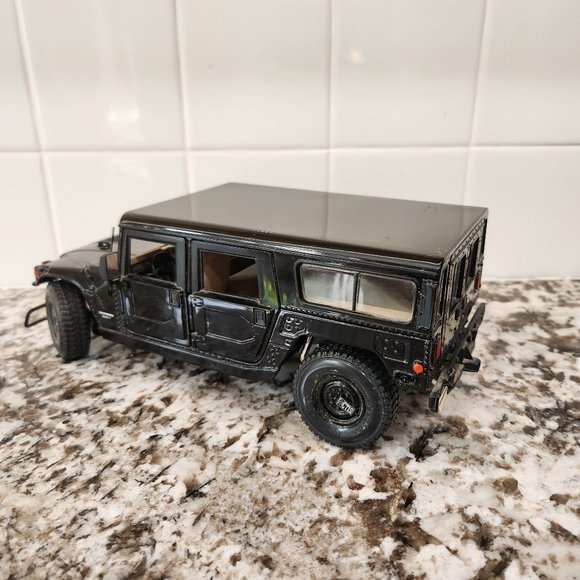 Hummer Model Car 1:18 scale black diecast metal - Picture 7 of 13